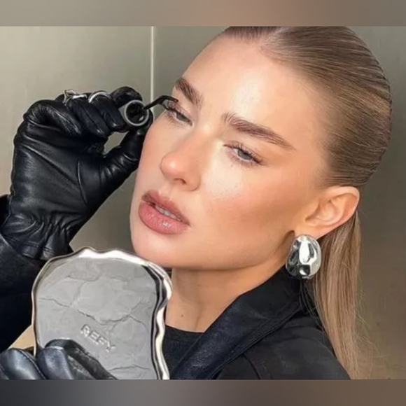 Refy Metal earrings pebble shape, oversized stud silver looking earrings - Picture 8 of 8